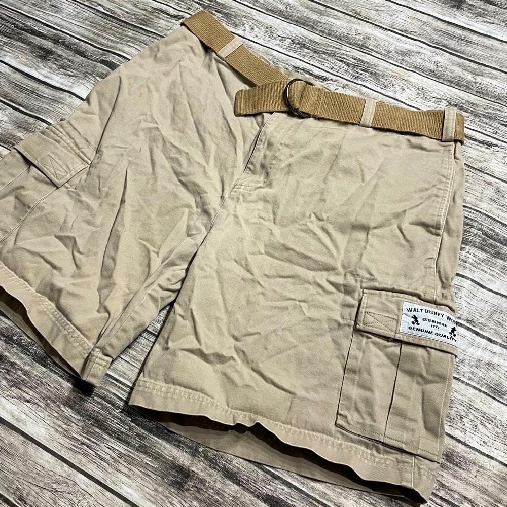 Mens 36” Walt Disney World khaki cago shorts great condition Mickey Patch pocket
